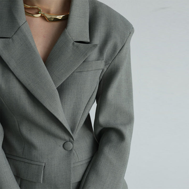 Damer Elegant Blazer med asymmetrisk slips och djup halsringning Mirla-Eva Jonsson