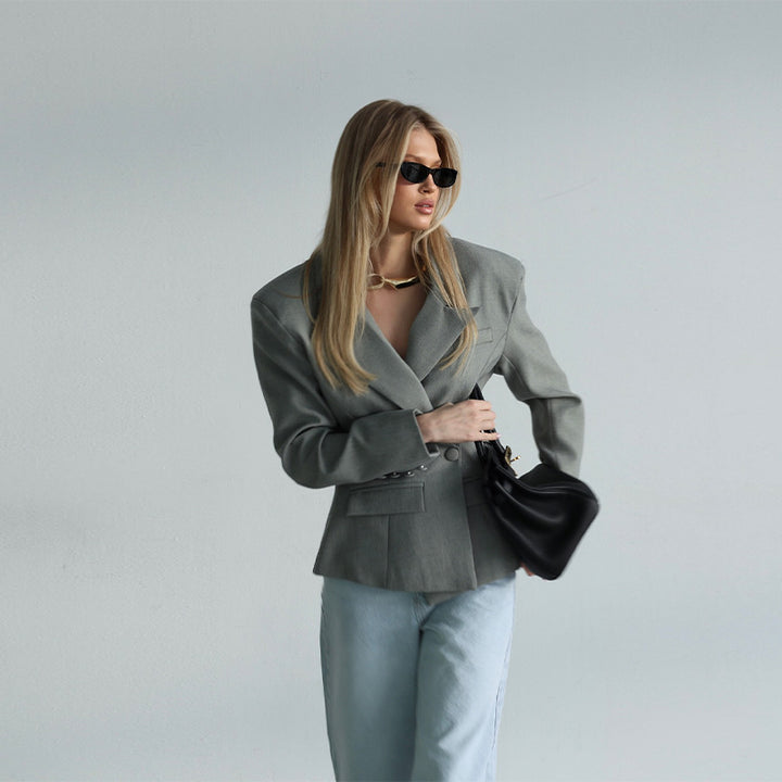 Damer Elegant Blazer med asymmetrisk slips och djup halsringning Mirla-Eva Jonsson