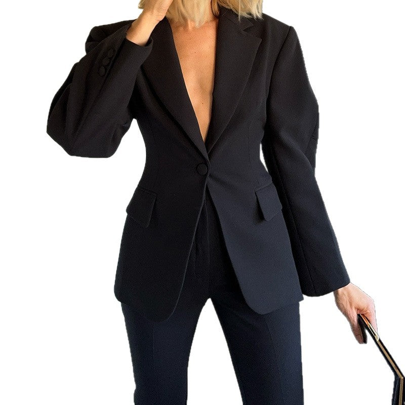Damer Elegant Blazer med dramatisk V-ringning och strukturerade ärmar Mirla-Eva Jonsson