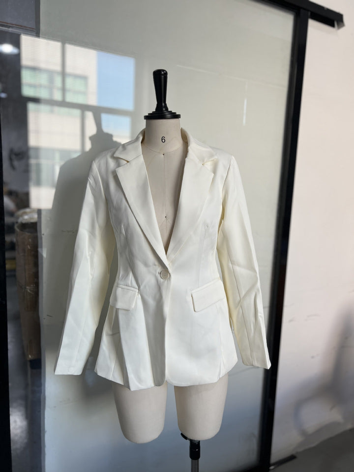 Damer Elegant Blazer med dramatisk V-ringning och strukturerade ärmar Mirla-Eva Jonsson