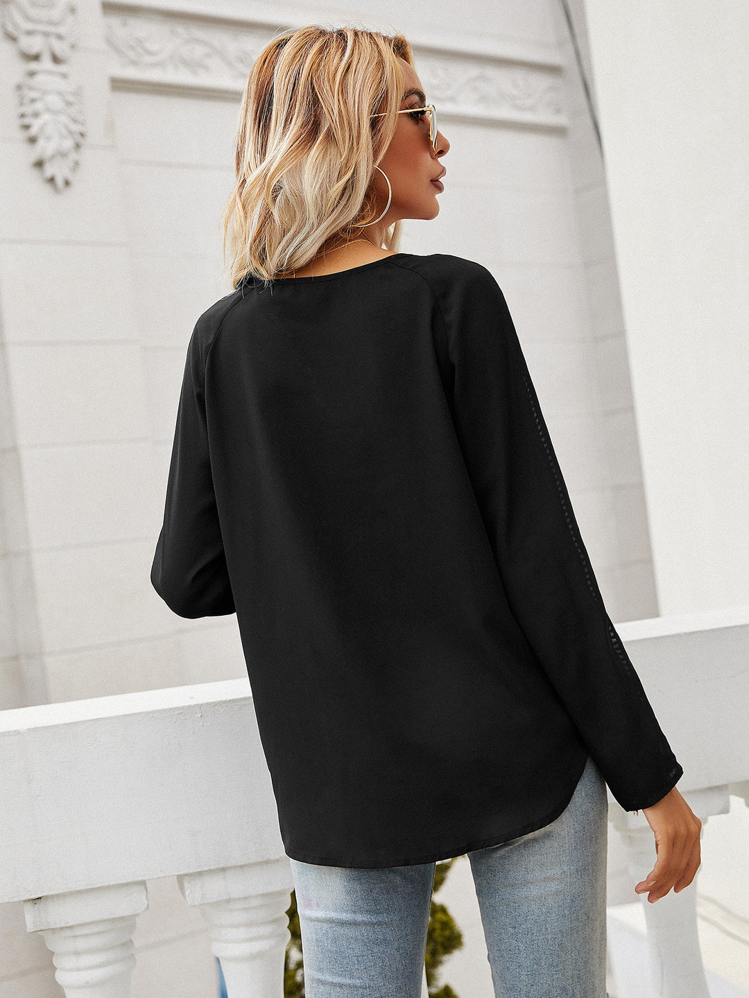 Damer Elegant Blus med Spetsdetaljer och Djup V-Hals Eva Jonsson-Eva Jonsson
