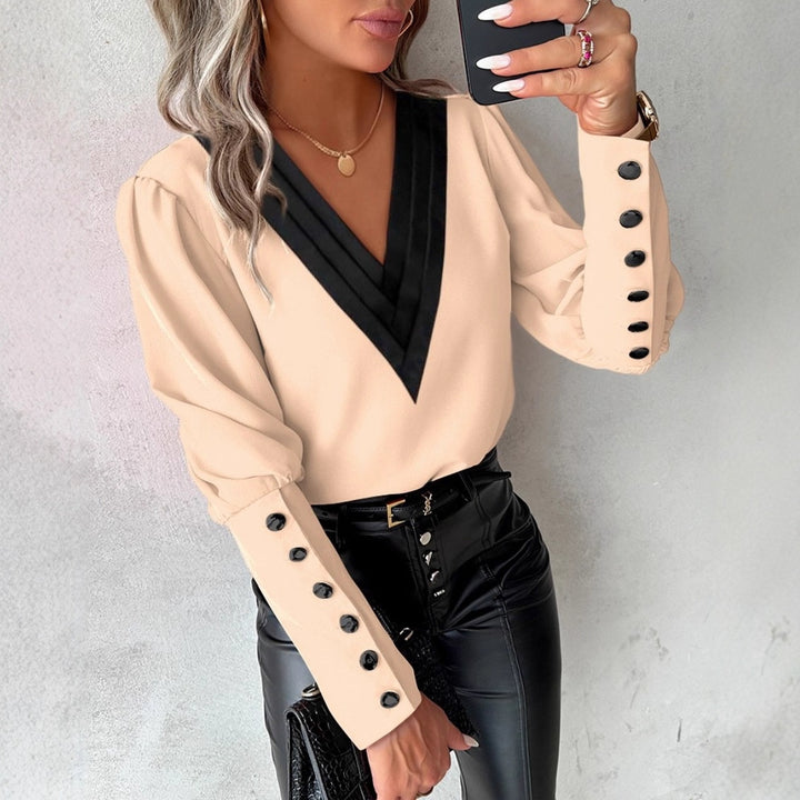 Damer Elegant Blus med djup V-ringning och detaljerad axeldel Mirla-Eva Jonsson