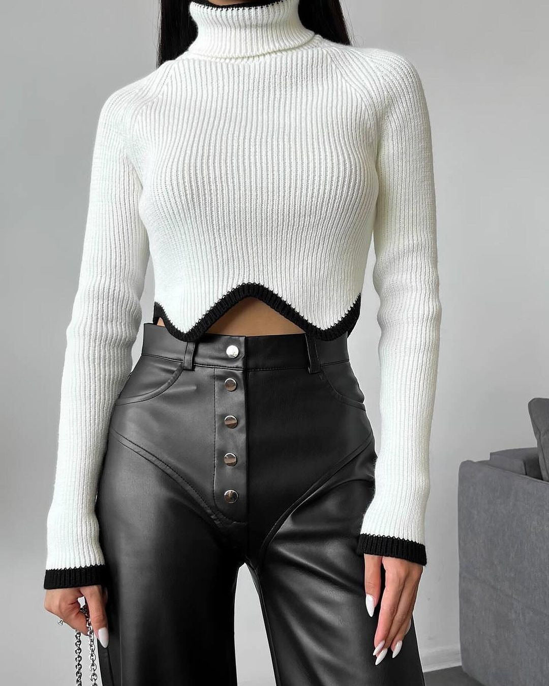 Damer Elegant Crop-Pullover med Rullkrage och Lekfull Nederkant Mirla-Eva Jonsson
