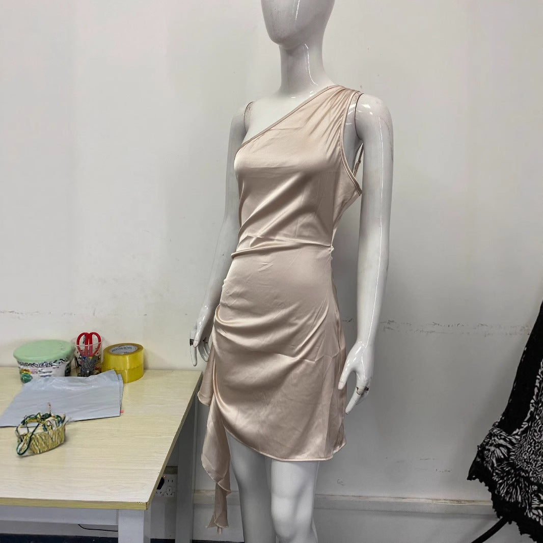 Damer Elegant En axel klänning med flödande snitt och asymmetrisk fåll Mirla-Eva Jonsson
