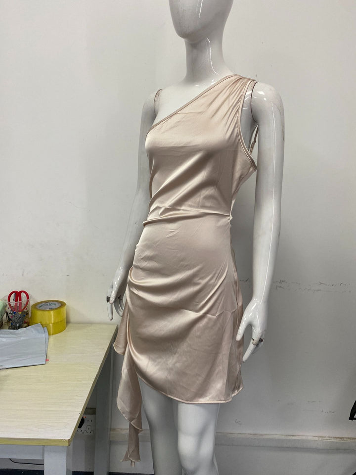 Damer Elegant En axel klänning med flödande snitt och asymmetrisk fåll Mirla-Eva Jonsson