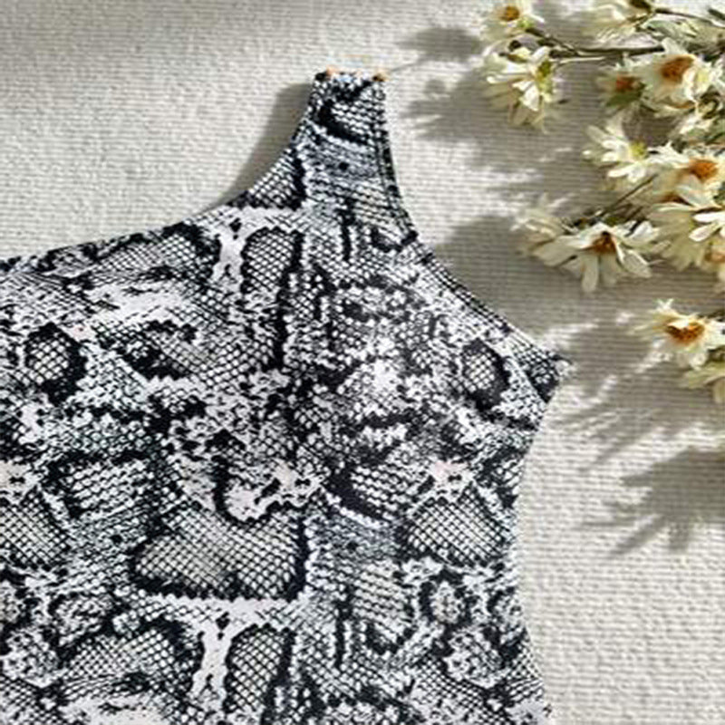 Damer Elegant Enstycke Baddräkt med Ormskinnsdesign Mirla-Eva Jonsson