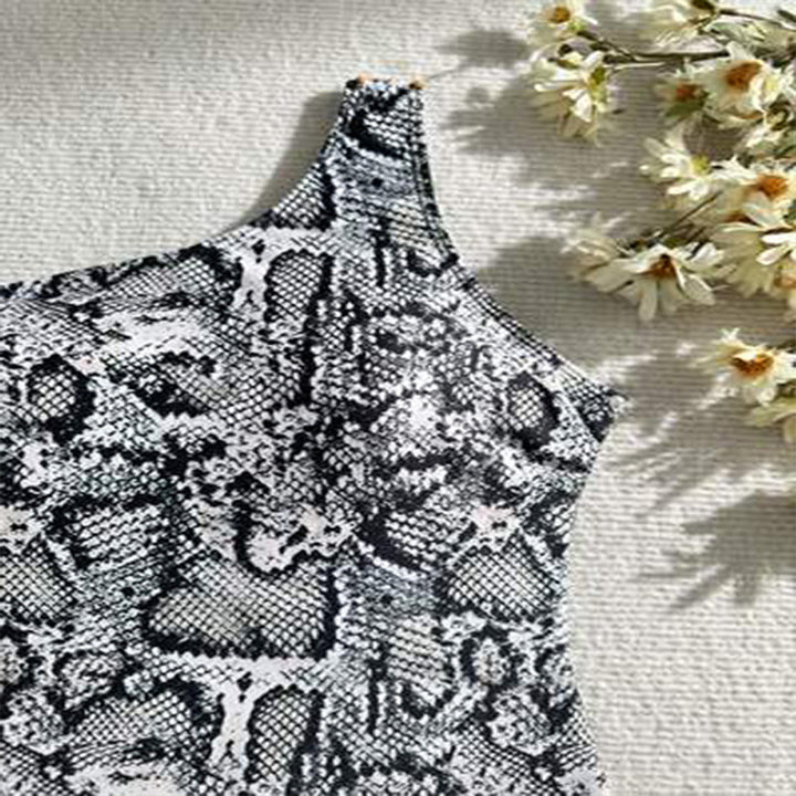 Damer Elegant Enstycke Baddräkt med Ormskinnsdesign Mirla-Eva Jonsson