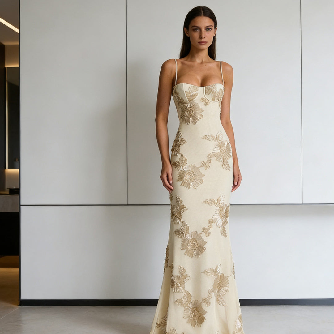 Damer Elegant Figurnära Aftonklänning med Blommönsterbroderier Mirla-Eva Jonsson