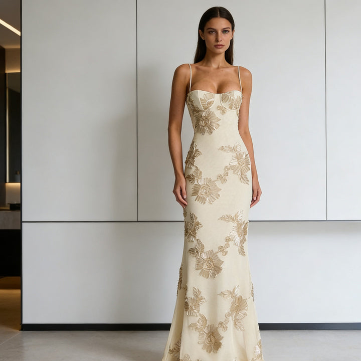 Damer Elegant Figurnära Aftonklänning med Blommönsterbroderier Mirla-Eva Jonsson