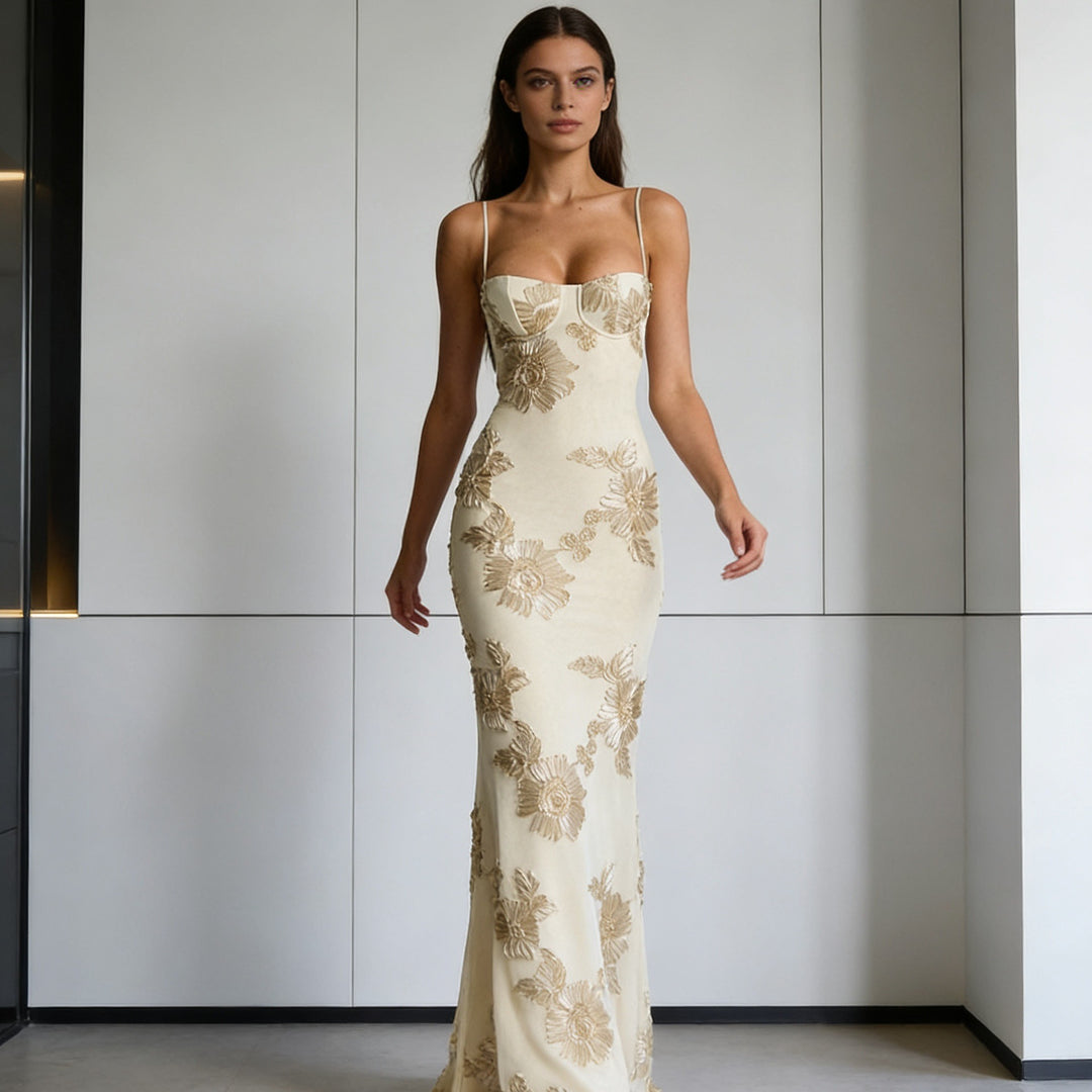 Damer Elegant Figurnära Aftonklänning med Blommönsterbroderier Mirla-Eva Jonsson