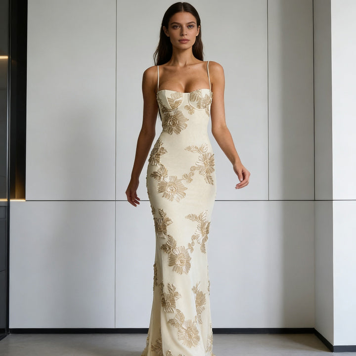 Damer Elegant Figurnära Aftonklänning med Blommönsterbroderier Mirla-Eva Jonsson