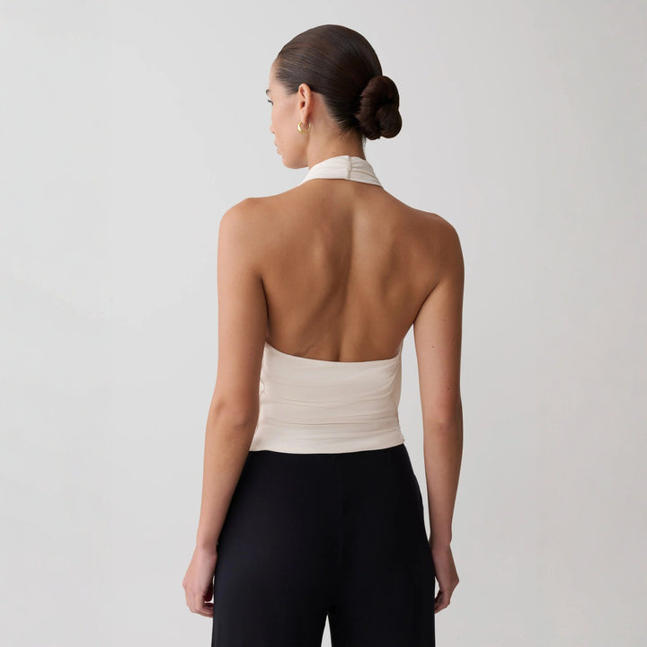 Damer Elegant Halterneck-top med flödande tyg och djup urringning Mirla-Eva Jonsson
