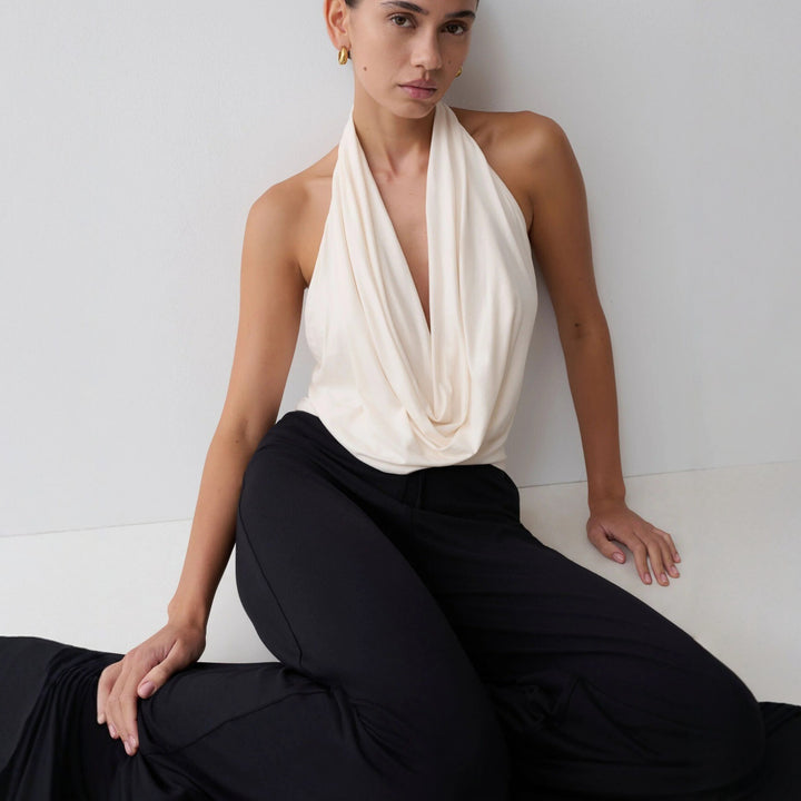 Damer Elegant Halterneck-top med flödande tyg och djup urringning Mirla-Eva Jonsson