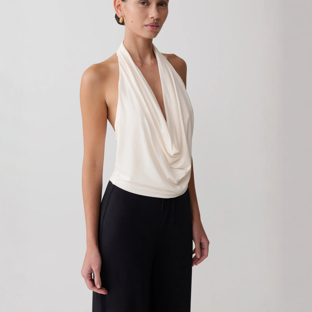 Damer Elegant Halterneck-top med flödande tyg och djup urringning Mirla-Eva Jonsson