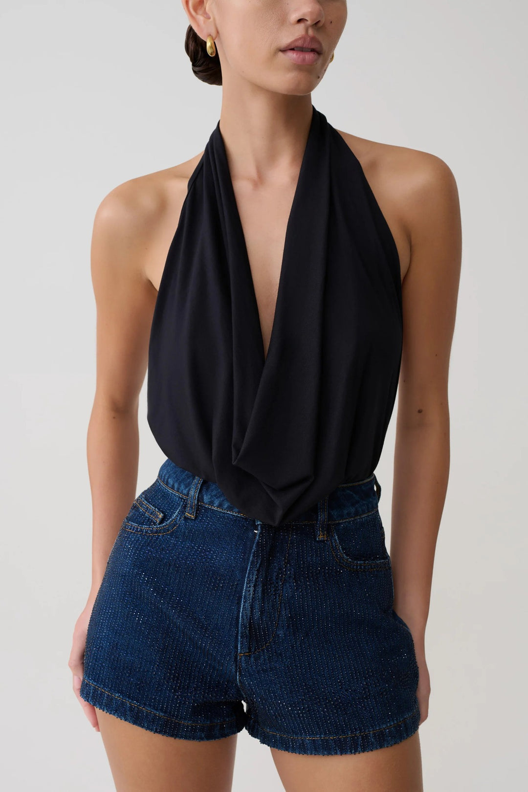 Damer Elegant Halterneck-top med flödande tyg och djup urringning Mirla-Eva Jonsson