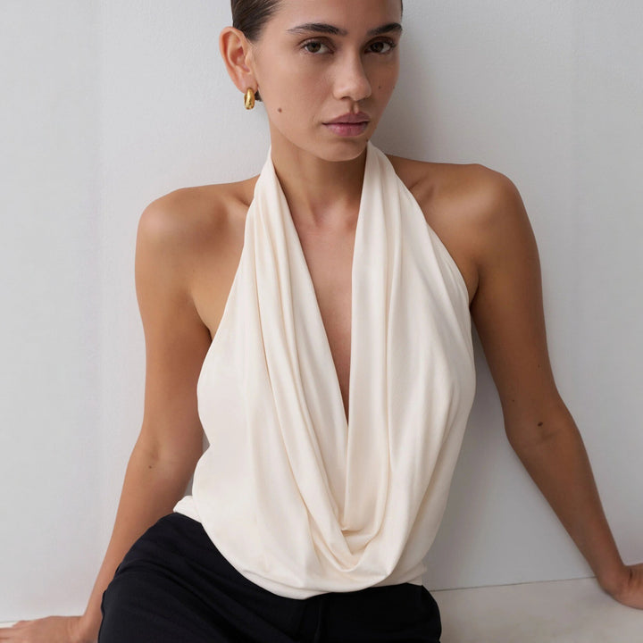 Damer Elegant Halterneck-top med flödande tyg och djup urringning Mirla-Eva Jonsson