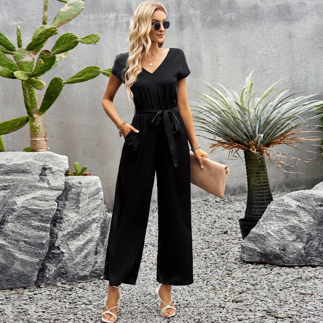 Damer Elegant Jumpsuit med V-hals och knytbälte Mirla-Eva Jonsson