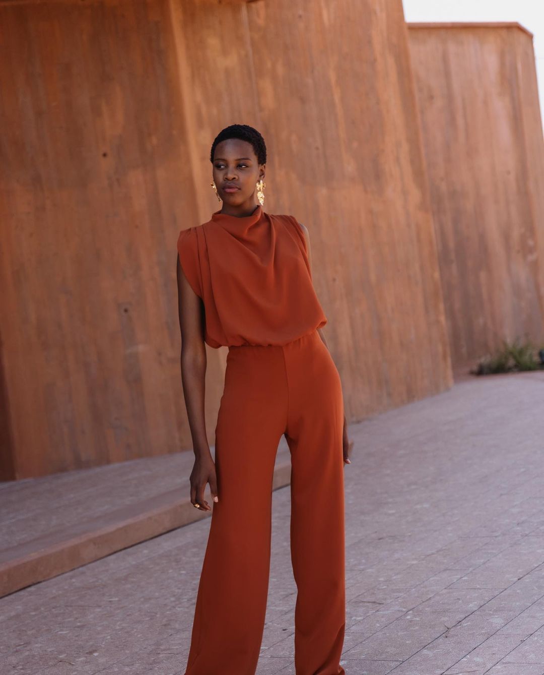 Damer Elegant Jumpsuit med hög krage och vida ben Mirla-Eva Jonsson