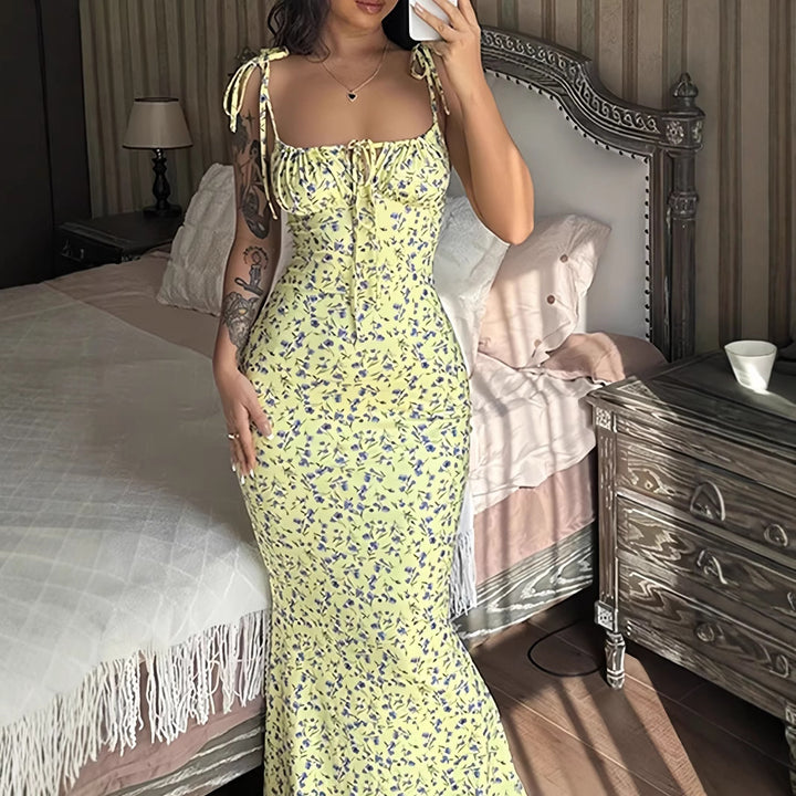 Damer Elegant Klänning med blommönster och figurnära snitt Mirla-Eva Jonsson