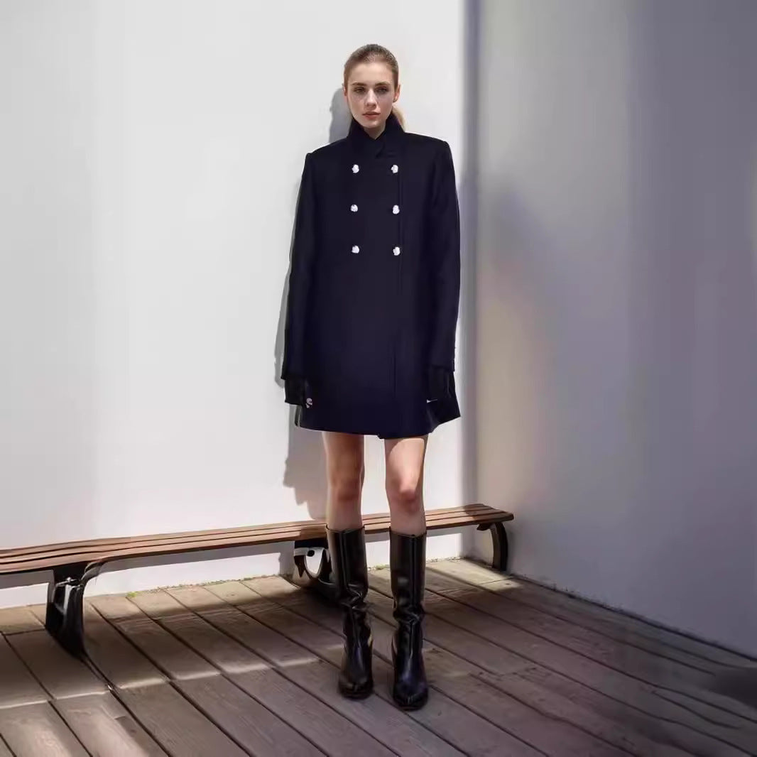 Damer Elegant Kort Kappa med dubbel knappslå och silkiga detaljer Mirla-Eva Jonsson