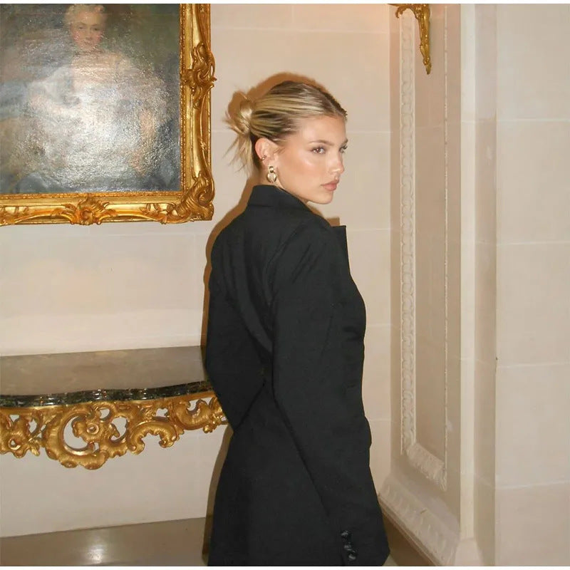 Damer Elegant Kortklänning med Knappdetaljer och Djup V-Urringning Mirla-Eva Jonsson