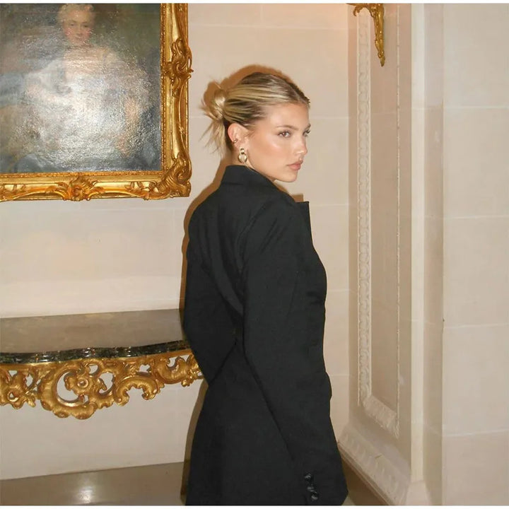 Damer Elegant Kortklänning med Knappdetaljer och Djup V-Urringning Mirla-Eva Jonsson