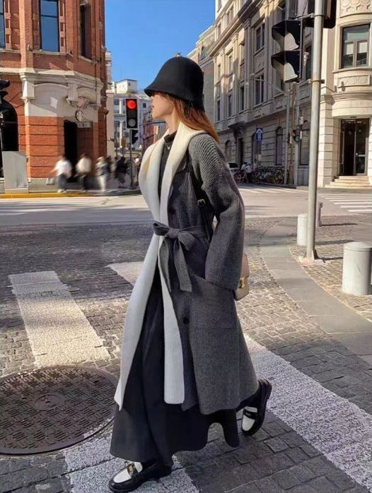 Damer Elegant Lång Kappa med Bälte och Kontrasterande Ärmar Mirla-Eva Jonsson