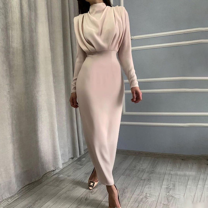 Damer Elegant Långärmad Maxi Klänning med förfinad Drapering och Hög Krage Mirla-Eva Jonsson