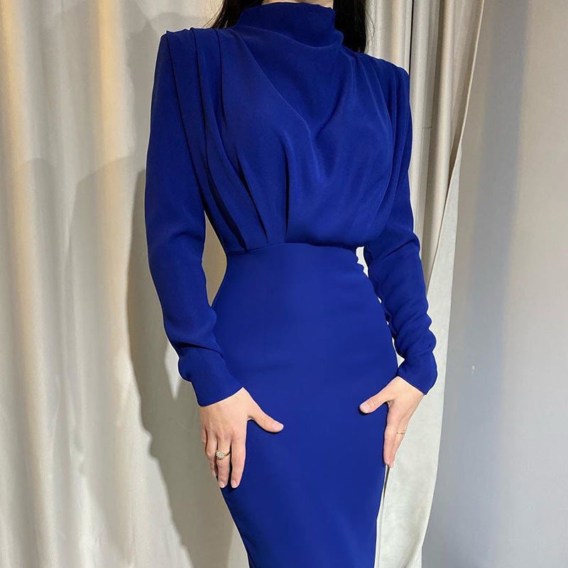 Damer Elegant Långärmad Maxi Klänning med förfinad Drapering och Hög Krage Mirla-Eva Jonsson