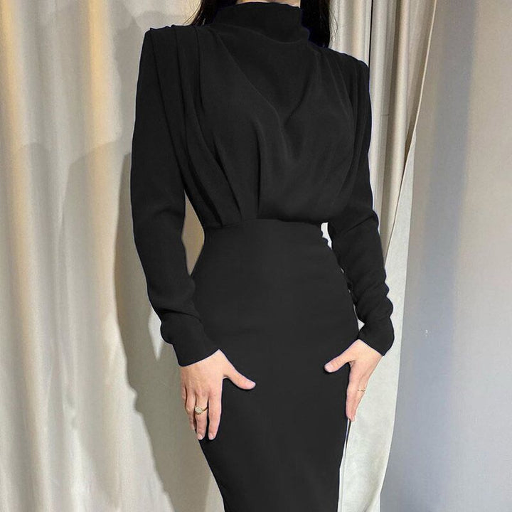 Damer Elegant Långärmad Maxi Klänning med förfinad Drapering och Hög Krage Mirla-Eva Jonsson