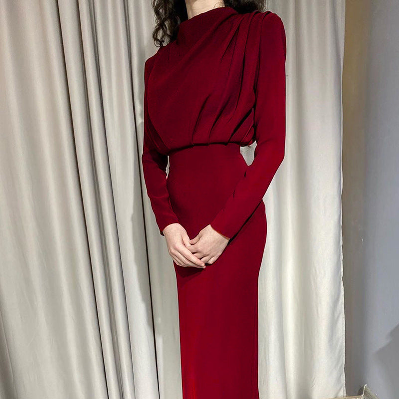 Damer Elegant Långärmad Maxi Klänning med förfinad Drapering och Hög Krage Mirla-Eva Jonsson
