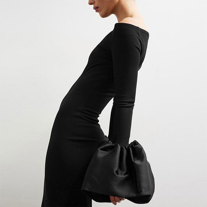 Damer Elegant Långärmad Maxiklänning med Off-Shoulder-Urringning och Ryschdetaljer Mirla-Eva Jonsson