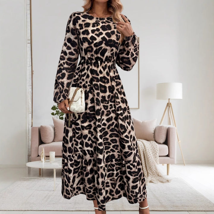 Damer Elegant Långärmad Maxiklänning med modern Djurtryck och asymmetrisk Söm Mirla-Eva Jonsson