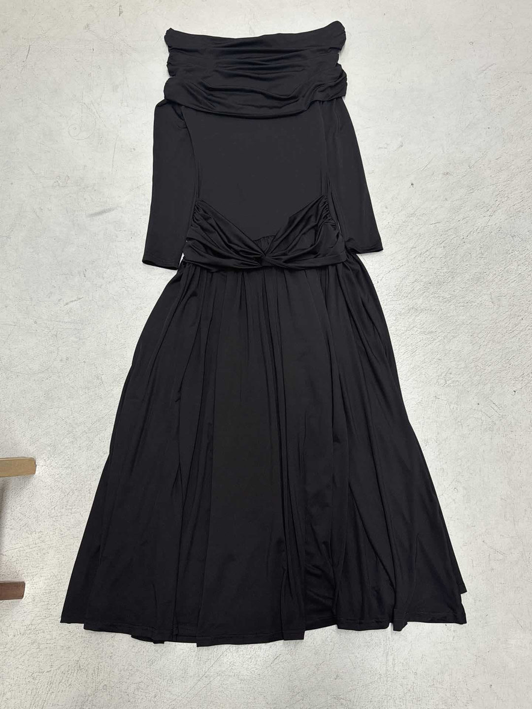 Damer Elegant Långklänning med korsad midjeband och off-shoulder utskärning Mirla-Eva Jonsson