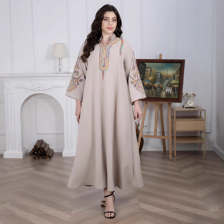 Damer Elegant Långklänning med traditionellt mönster och broderade ärmar Mirla-Eva Jonsson