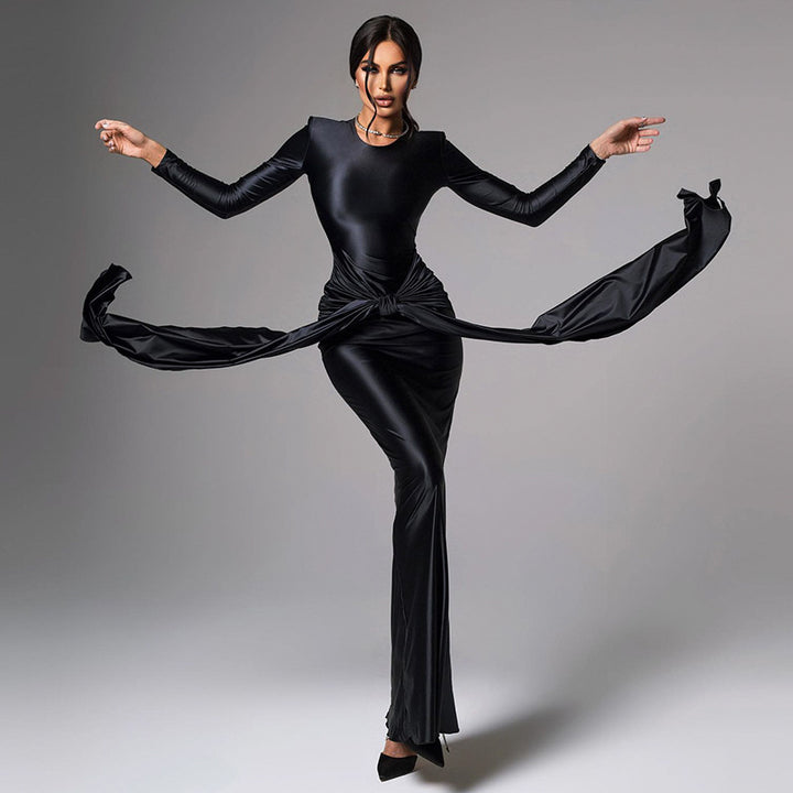 Damer Elegant Longklänning med figurnära skärning och slående accent Mirla-Eva Jonsson