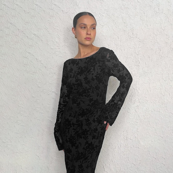 Damer Elegant Maxi Klänning med Blommig Texturerad Design och Långa Ärmar Mirla-Eva Jonsson