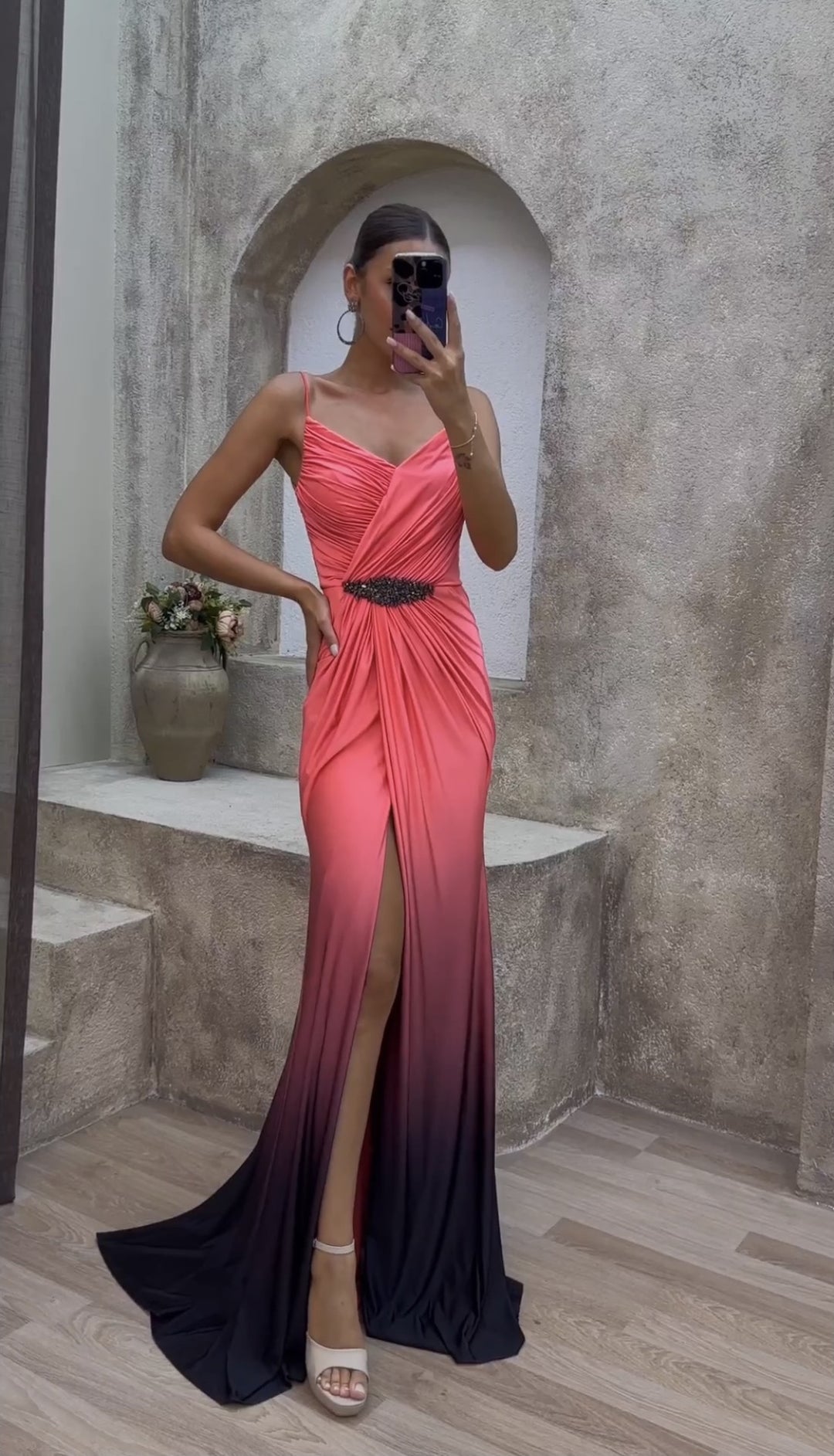 Damer Elegant Maxi Klänning med Djup Sprund och Glittrande Detaljer Mirla-Eva Jonsson