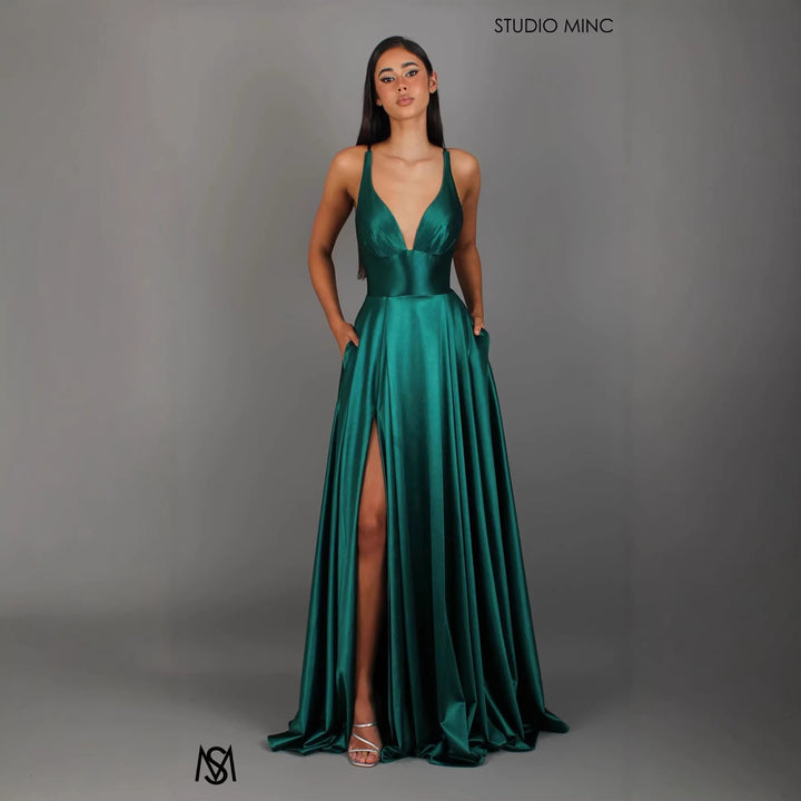 Damer Elegant Maxi Klänning med Djup V-Hals och Modernt Sprund-Eva Jonsson