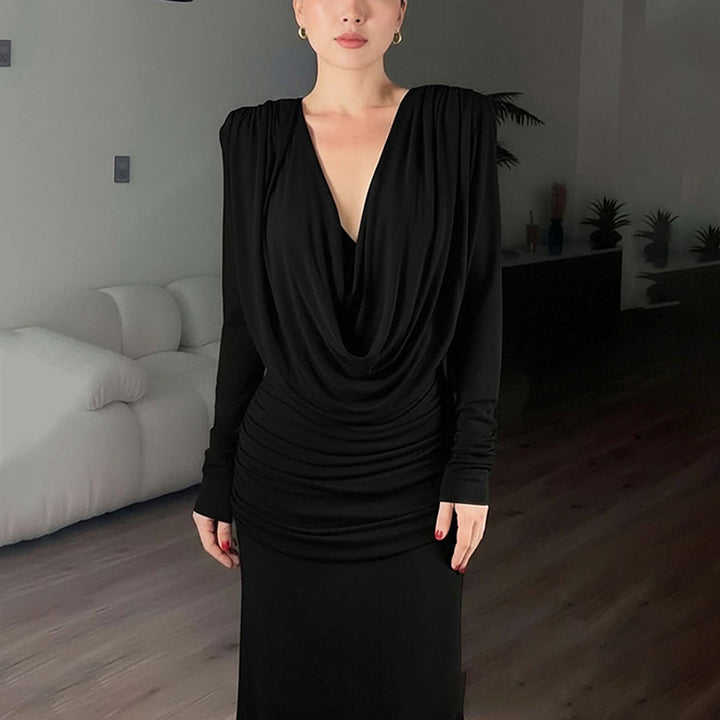 Damer Elegant Maxi Klänning med Sofistikerad Omslagshalsringning och Draperade Detaljer Mirla-Eva Jonsson