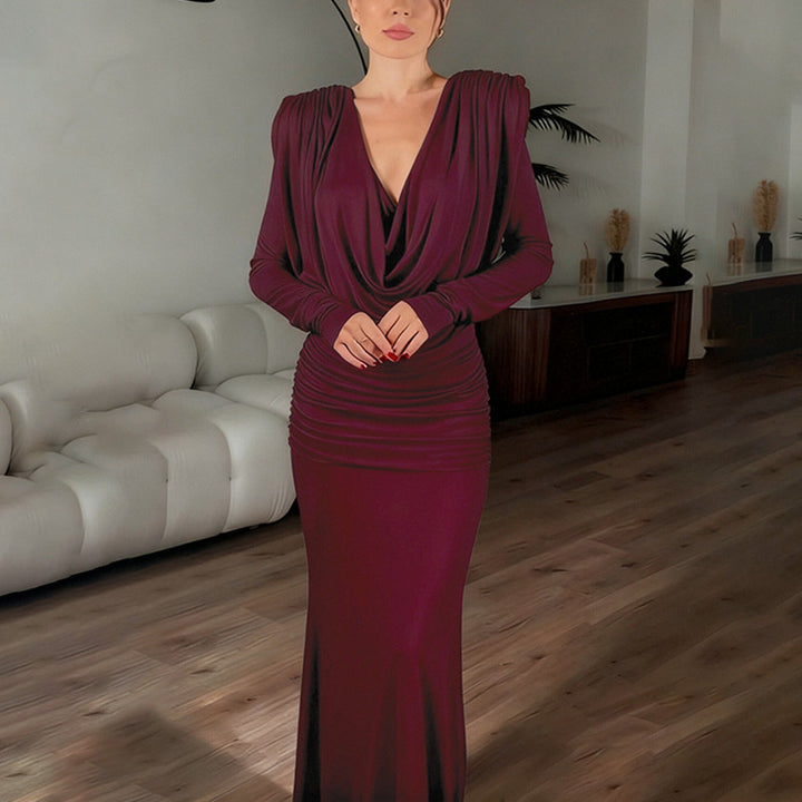 Damer Elegant Maxi Klänning med Sofistikerad Omslagshalsringning och Draperade Detaljer Mirla-Eva Jonsson