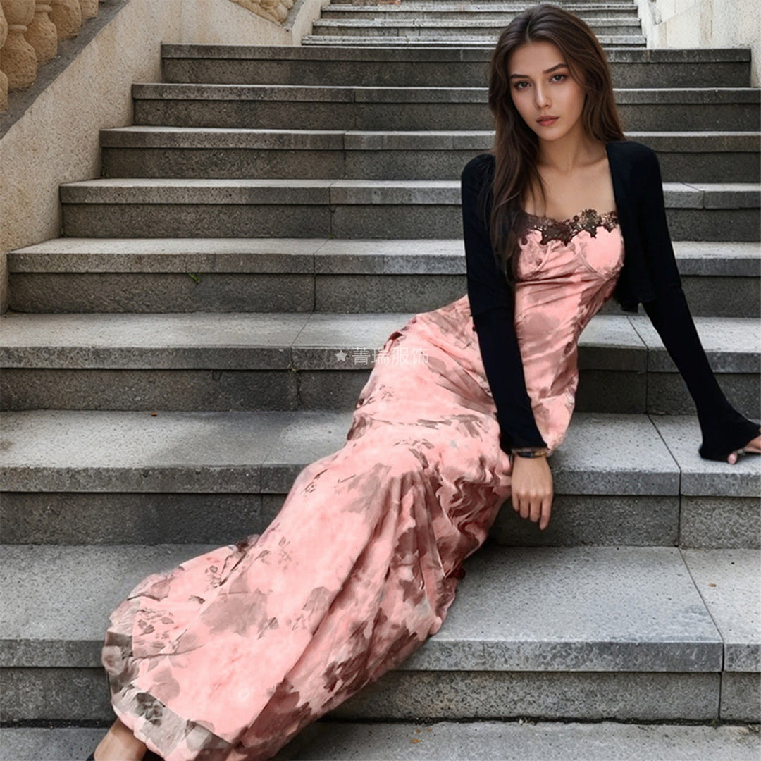 Damer Elegant Maxi Klänning med Spetsdekorationer och Djup V-Hals Mirla-Eva Jonsson