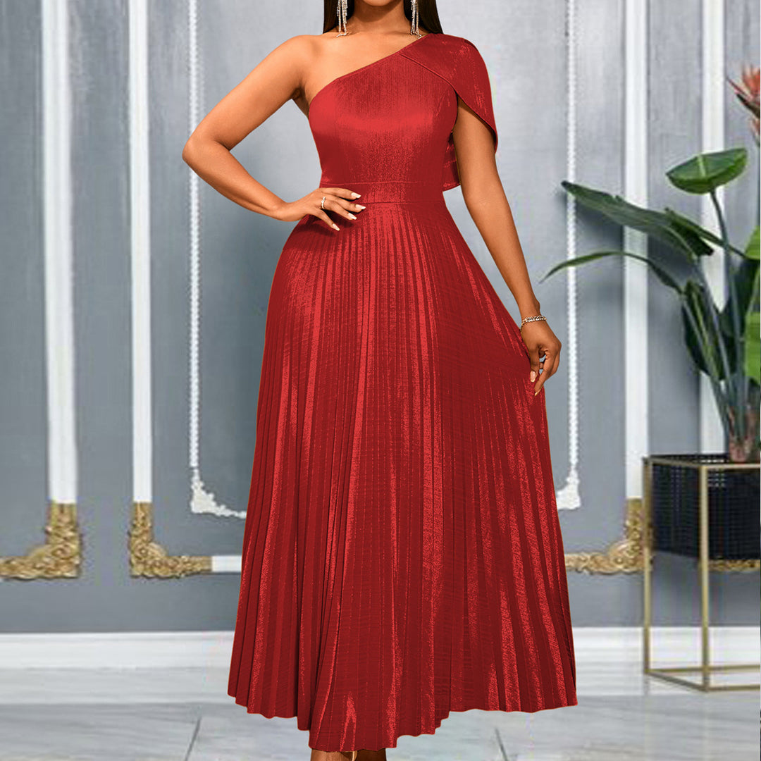 Damer Elegant Maxi-klänning med asymmetrisk axeldesign och glittrande plisserad tyg Mirla-Eva Jonsson
