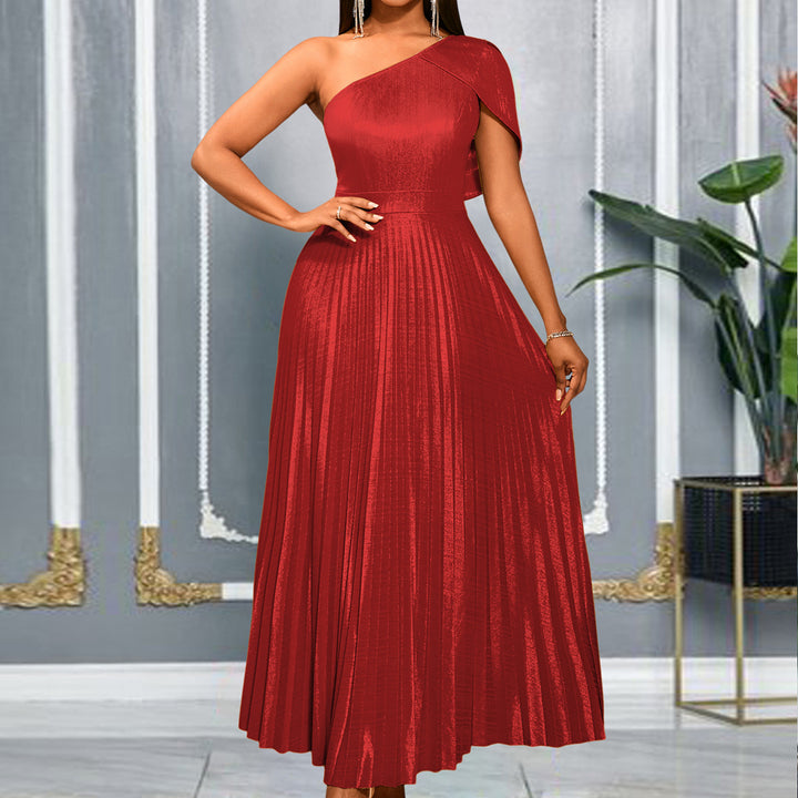 Damer Elegant Maxi-klänning med asymmetrisk axeldesign och glittrande plisserad tyg Mirla-Eva Jonsson
