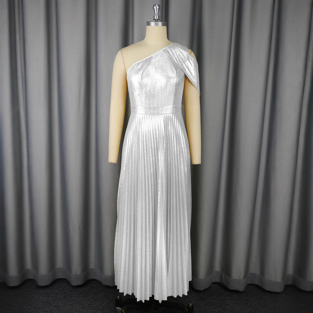 Damer Elegant Maxi-klänning med asymmetrisk axeldesign och glittrande plisserad tyg Mirla-Eva Jonsson