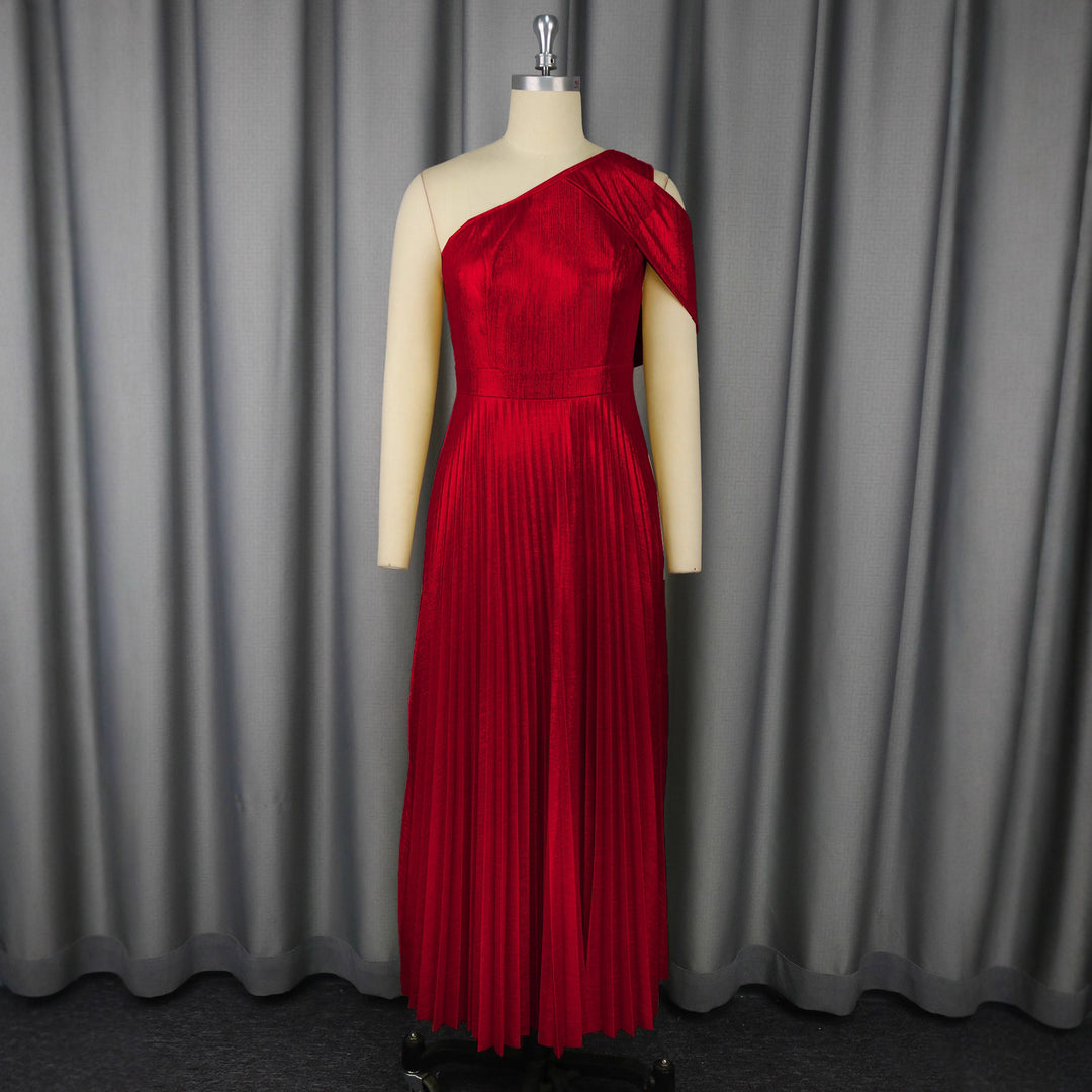 Damer Elegant Maxi-klänning med asymmetrisk axeldesign och glittrande plisserad tyg Mirla-Eva Jonsson