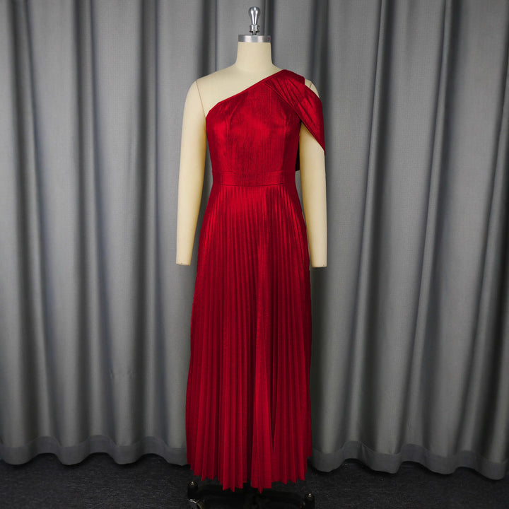 Damer Elegant Maxi-klänning med asymmetrisk axeldesign och glittrande plisserad tyg Mirla-Eva Jonsson