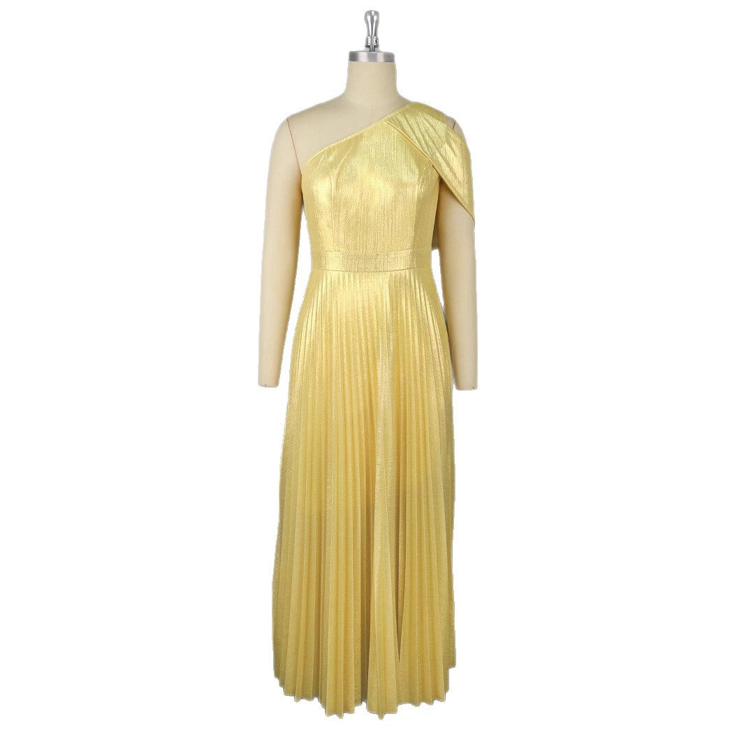 Damer Elegant Maxi-klänning med asymmetrisk axeldesign och glittrande plisserad tyg Mirla-Eva Jonsson