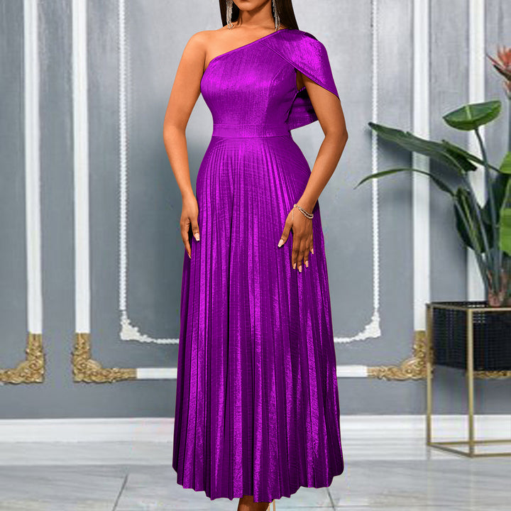 Damer Elegant Maxi-klänning med asymmetrisk axeldesign och glittrande plisserad tyg Mirla-Eva Jonsson