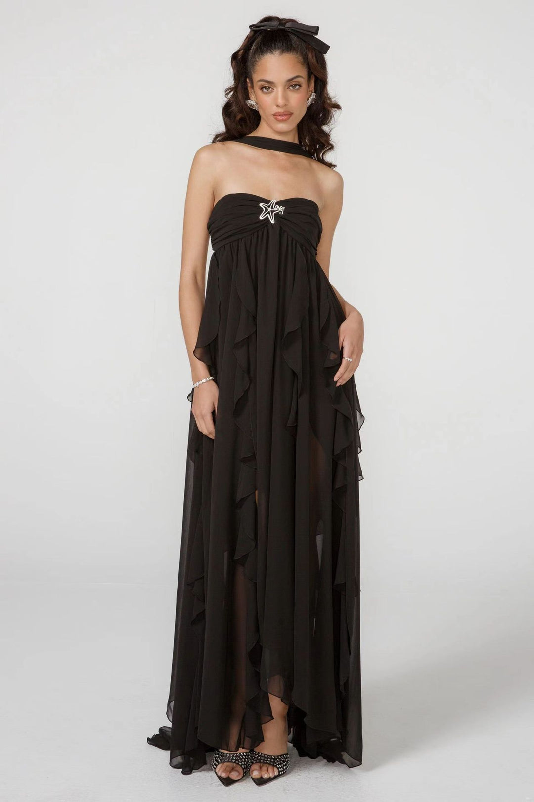 Damer Elegant Maxi-klänning med asymmetrisk fåll och delikata volangdetaljer Mirla-Eva Jonsson